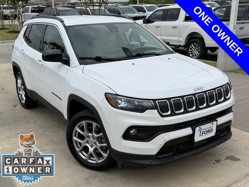 Used 2022 Jeep Compass Latitude image 3