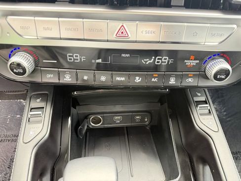Certified 2025 Kia Telluride EX w/ EX Captain's Chair Package FWD image 21