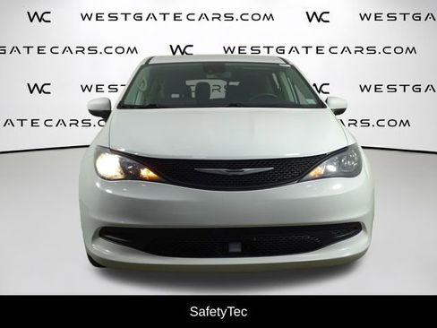 Used 2021 Chrysler Voyager L image 4