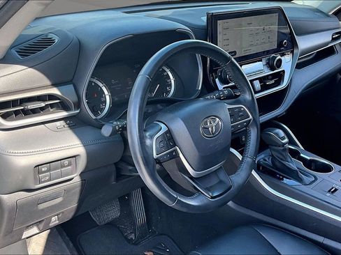 Used 2023 Toyota Highlander XLE FWD image 16