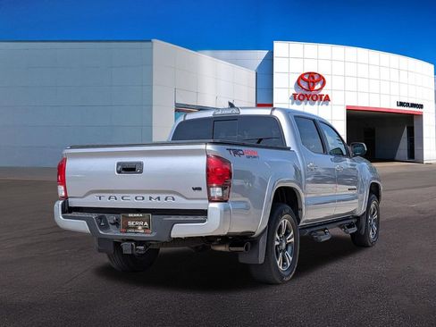 Used 2019 Toyota Tacoma TRD Sport AWD/4WD image 10