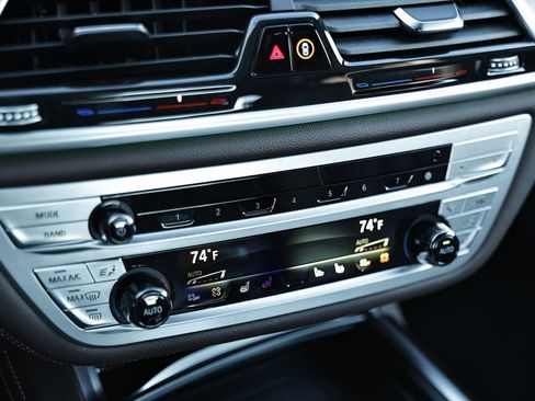 Used 2022 BMW 750i xDrive w/ Luxury Rear Seating Package image 43