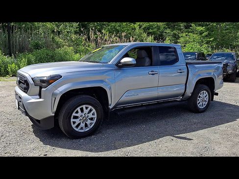 Used 2024 Toyota Tacoma SR5 AWD/4WD image 4