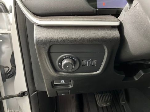 Used 2023 Jeep Grand Cherokee L Limited w/ Black Appearance Package image 15