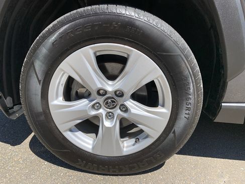 Used 2020 Toyota RAV4 LE w/ Carpet Mat Package AWD/4WD image 32
