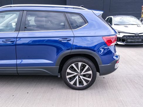 Used 2022 Volkswagen Taos SE w/ Driver Assistance Package FWD image 8
