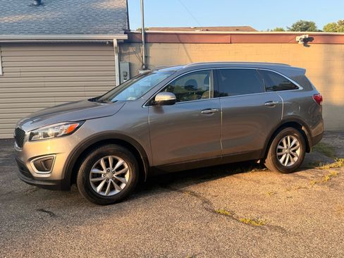 Used 2018 Kia Sorento FWD image 2