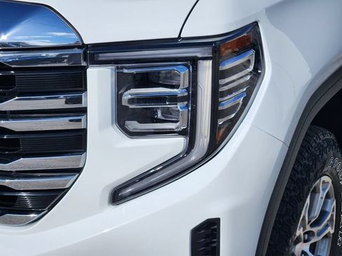 Used 2025 GMC Sierra 1500 SLT AWD/4WD image 9