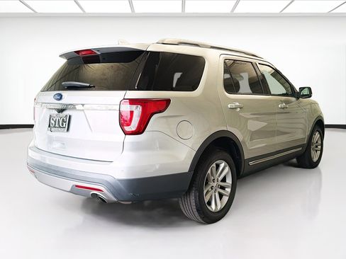 Used 2017 Ford Explorer XLT w/ Equipment Group 202A image 4