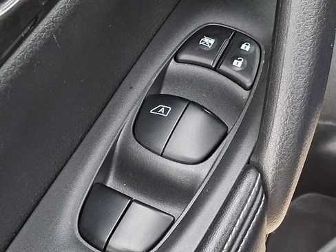 Used 2019 Nissan Rogue S image 21