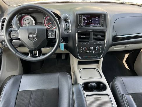 Used 2019 Dodge Grand Caravan SXT FWD image 2