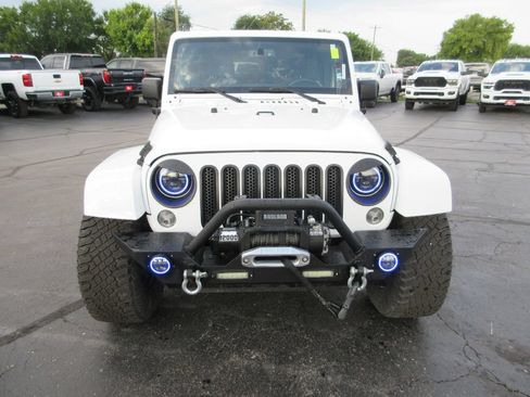 Used 2014 Jeep Wrangler Unlimited Sahara w/ Connectivity Group AWD/4WD image 10