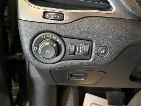 Used 2019 Jeep Cherokee Limited AWD/4WD image 20