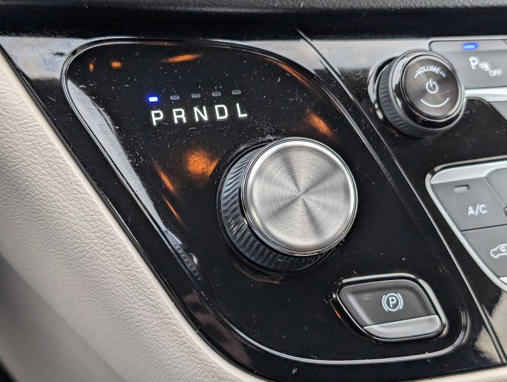 Used 2018 Chrysler Pacifica L FWD image 17