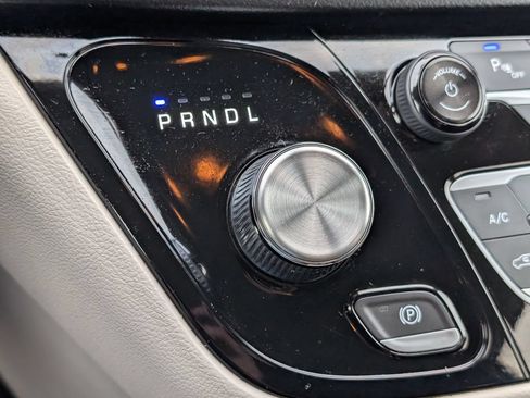 Used 2018 Chrysler Pacifica L FWD image 17