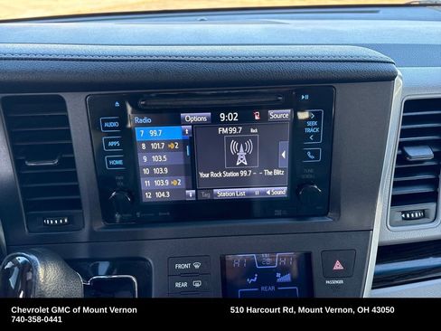 Used 2017 Toyota Sienna L image 11