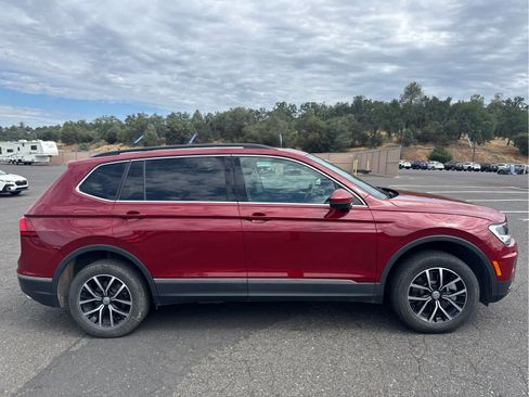 Used 2021 Volkswagen Tiguan SE w/ Panoramic Sunroof Package FWD image 4