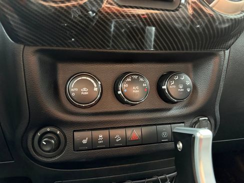 Used 2017 Jeep Wrangler Unlimited Sahara AWD/4WD image 27