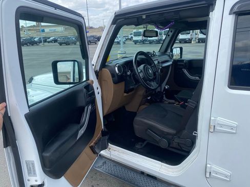 Used 2016 Jeep Wrangler Unlimited Sahara w/ Connectivity Group image 10