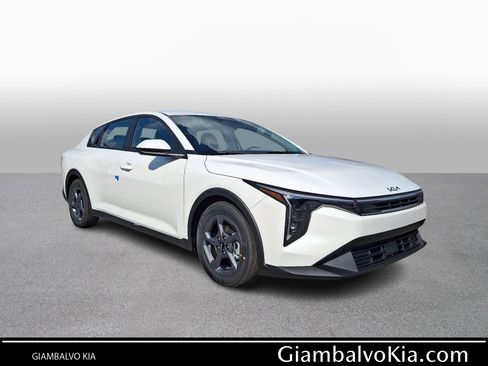 New 2025 Kia K4 LXS image 1