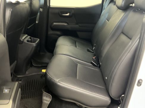 Used 2022 Toyota Tacoma TRD Off-Road w/ TRD Premium Off Road Package AWD/4WD image 24