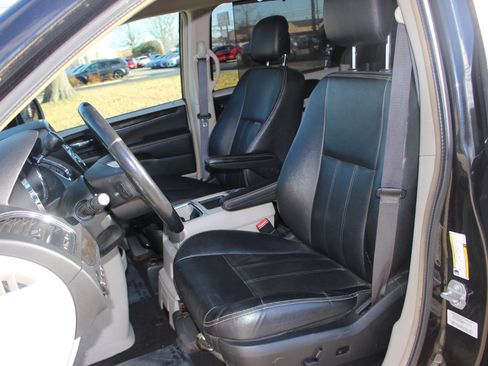 Used 2016 Chrysler Town & Country Touring w/ Driver Convenience Group image 15