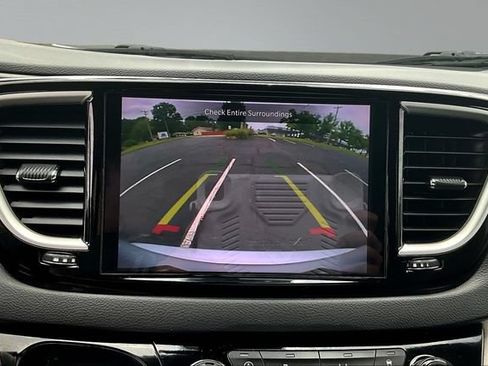 Used 2024 Chrysler Pacifica Touring-L FWD image 14