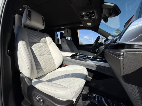 Used 2025 Cadillac Escalade V w/ LPO, ONYX Package image 30