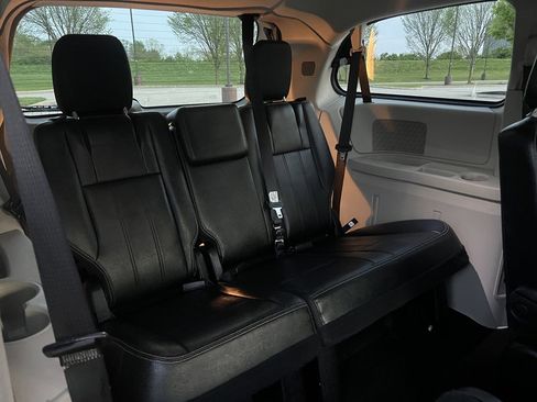 Used 2014 Chrysler Town & Country Touring image 13