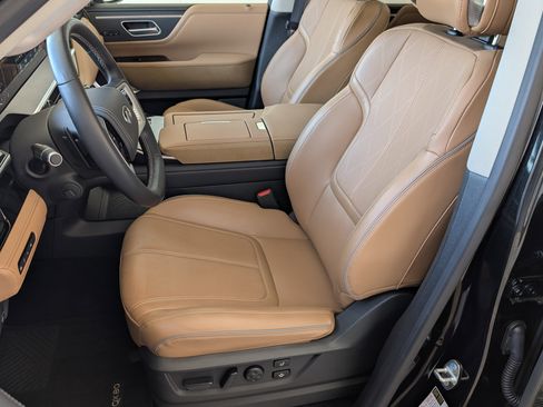 Used 2025 INFINITI QX80 Sensory image 17