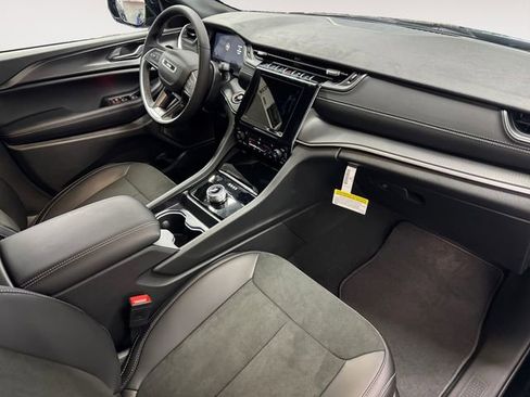New 2025 Jeep Grand Cherokee Altitude AWD/4WD image 4