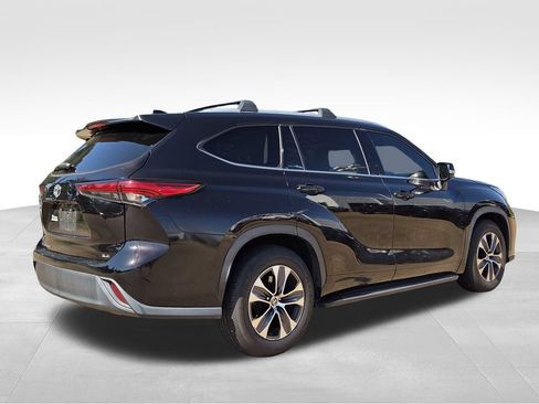Used 2022 Toyota Highlander XLE FWD image 6