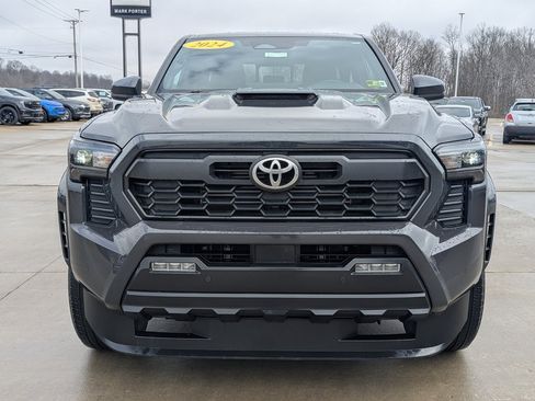 Used 2024 Toyota Tacoma TRD Sport w/ TRD Sport Upgrade Package image 11