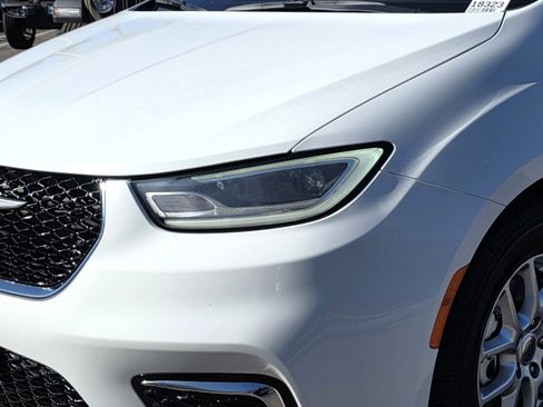 Used 2023 Chrysler Pacifica Touring-L image 8