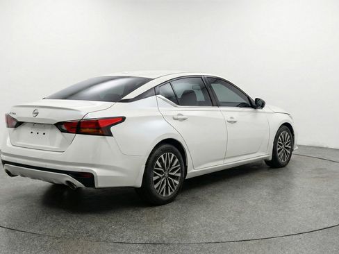 Used 2025 Nissan Altima 2.5 SV FWD image 7