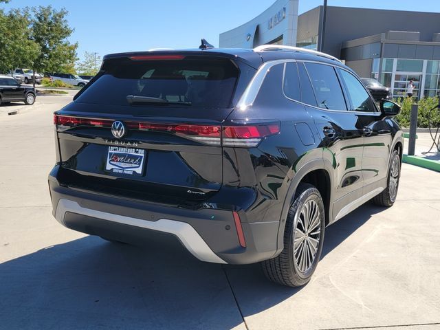 Used 2025 Volkswagen Tiguan S AWD/4WD image 3