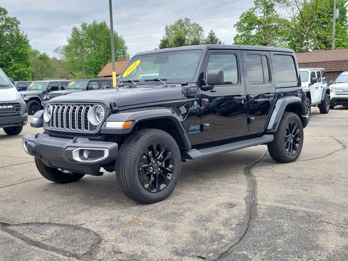 Used 2025 Jeep Wrangler Unlimited Sahara AWD/4WD image 2