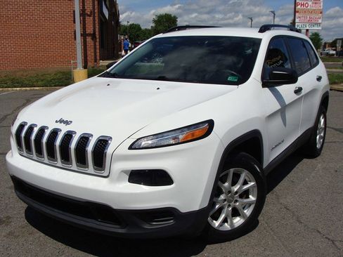 Used 2017 Jeep Cherokee Sport image 3