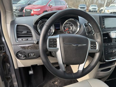 Used 2013 Chrysler Town & Country Touring image 18