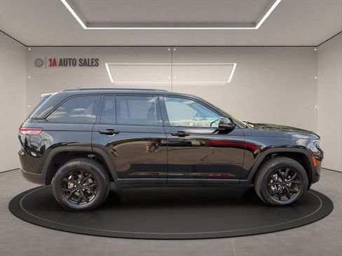 Used 2025 Jeep Grand Cherokee Altitude AWD/4WD image 6
