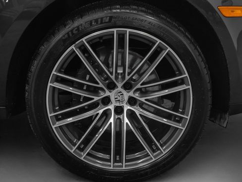 Used 2025 Porsche Macan Turbo image 18