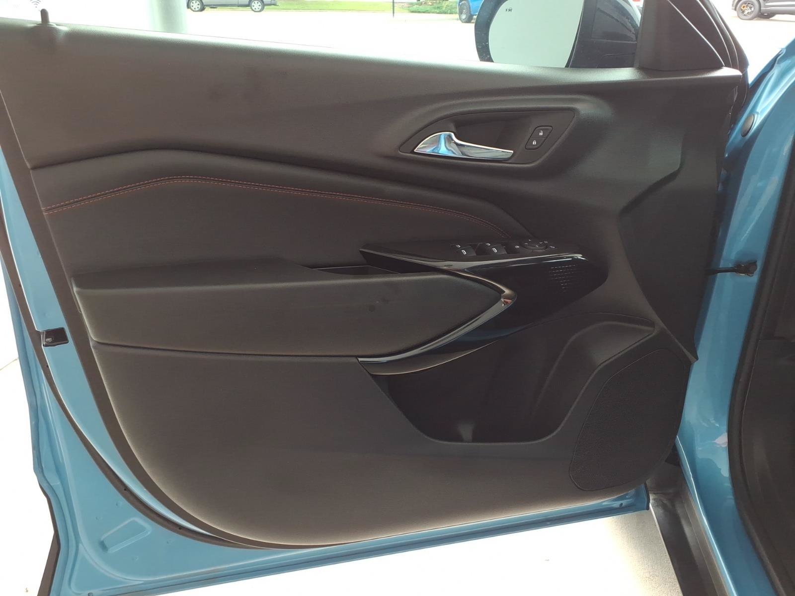Used 2025 Chevrolet Trax RS w/ Sunroof Package FWD image 5