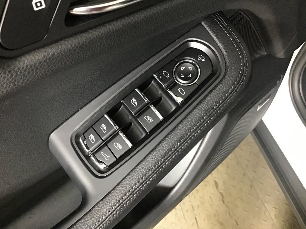 Certified 2026 Porsche Macan AWD/4WD image 29
