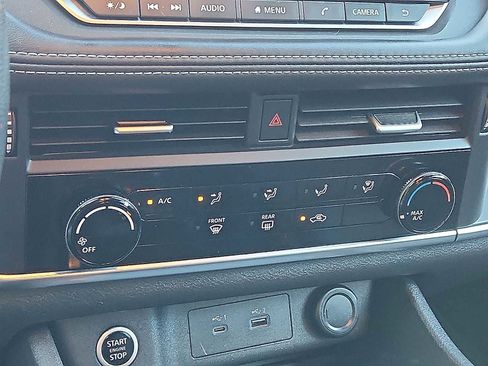 Used 2022 Nissan Rogue S image 15