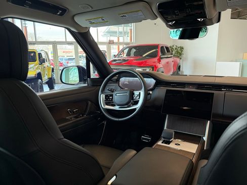 Used 2025 Land Rover Range Rover SE image 33