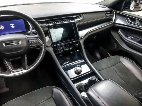 Used 2023 Jeep Grand Cherokee L Laredo image 15