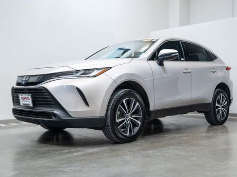 Used 2023 Toyota Venza LE image 3