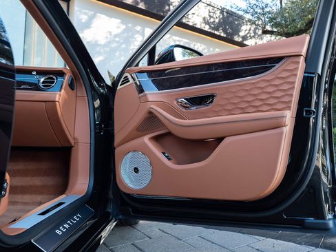 Used 2025 Bentley Flying Spur Plug-In Hybrid AWD/4WD image 58