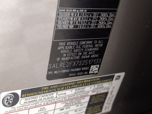 Used 2025 Land Rover Discovery Dynamic SE image 17