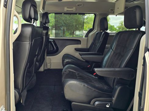 Used 2016 Chrysler Town & Country Limited FWD image 40